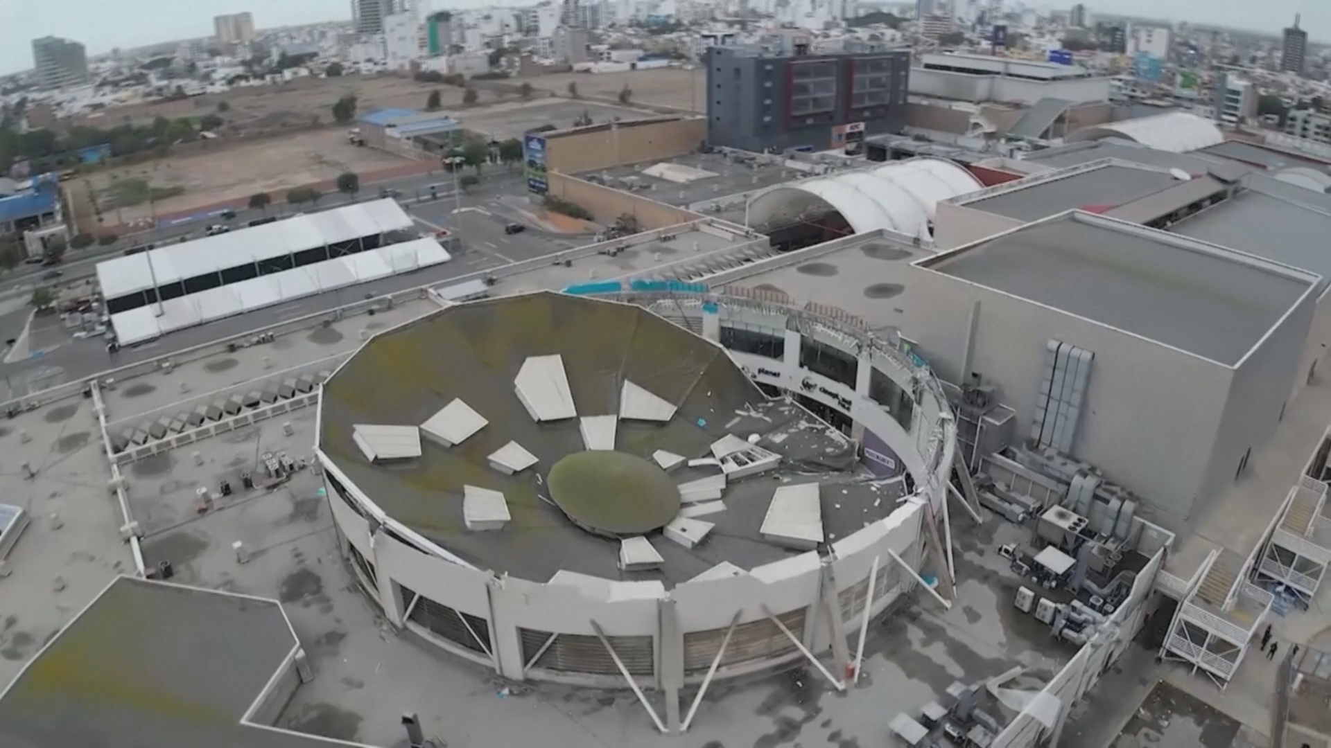 В ТЦ Перу крыша рухнула на детскую площадку, есть жертвы