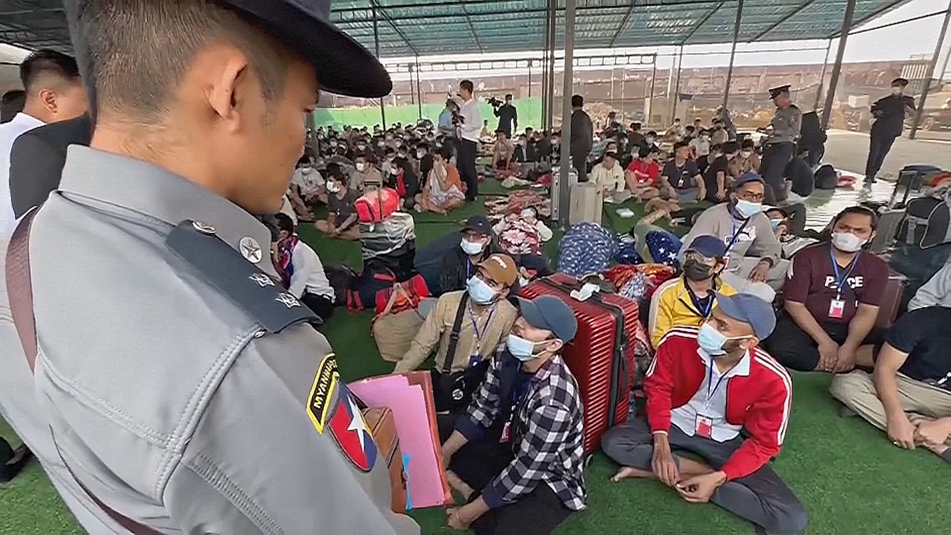 Тысячи людей застряли на границе Таиланда и Мьянмы после облав на центры кибермошенничества Тысячи людей застряли на границе Таиланда и Мьянмы после облав на центры кибермошенничества