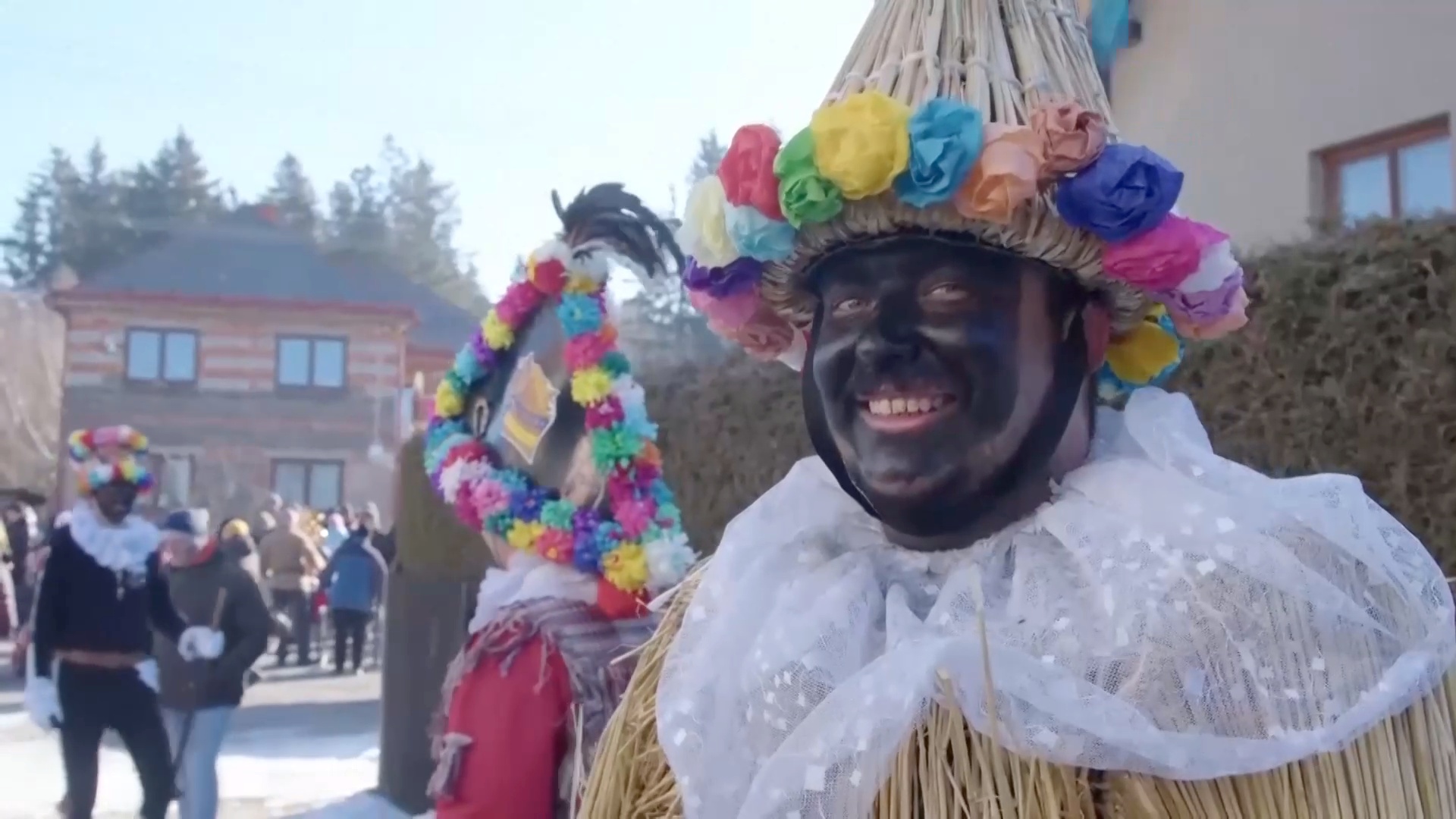 Соломенные чучела и трубочисты: как провожают зиму в чешском городке Вортова