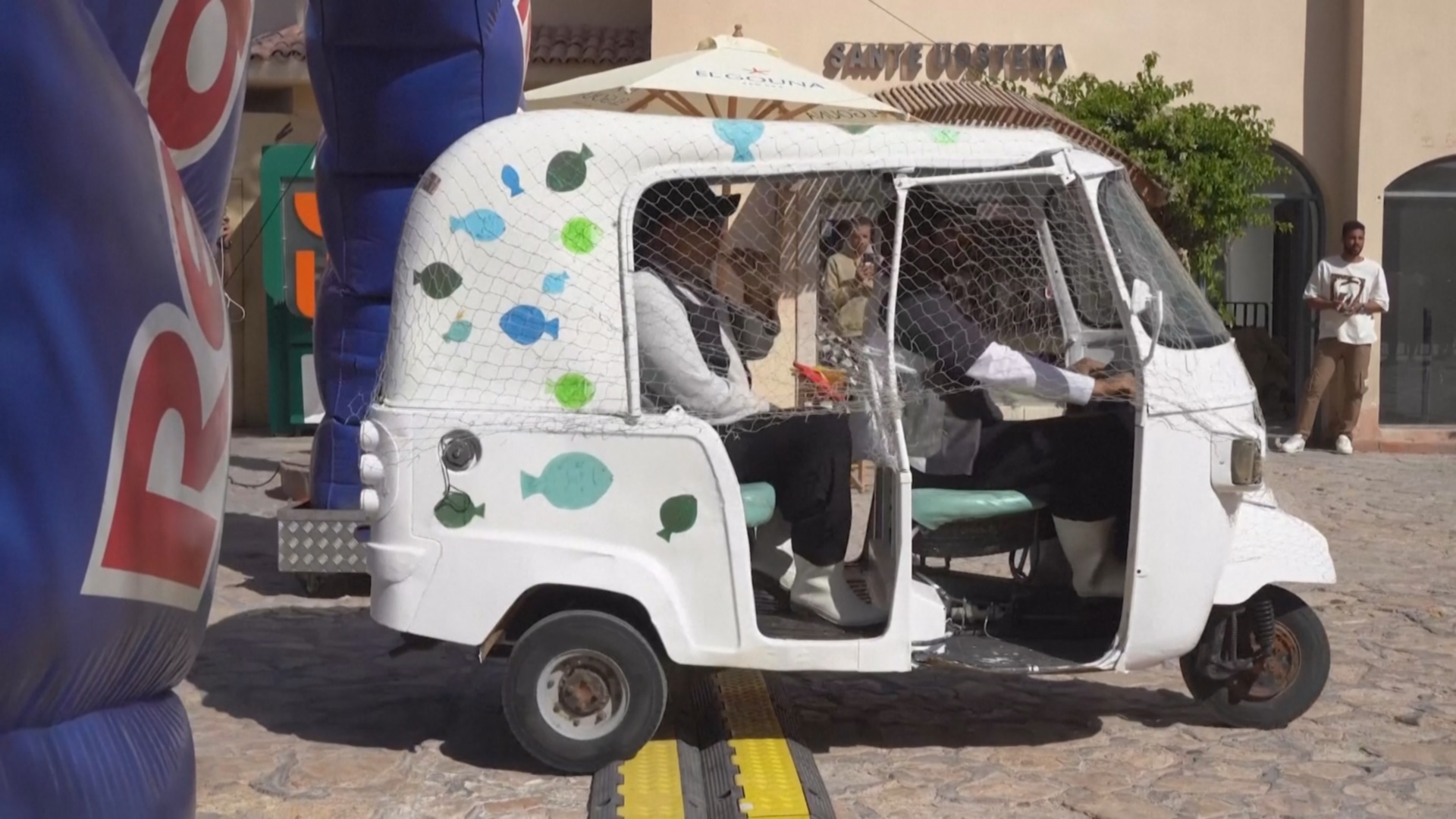 Скорость и стиль: гонка на тук-туках впервые прошла в Египте