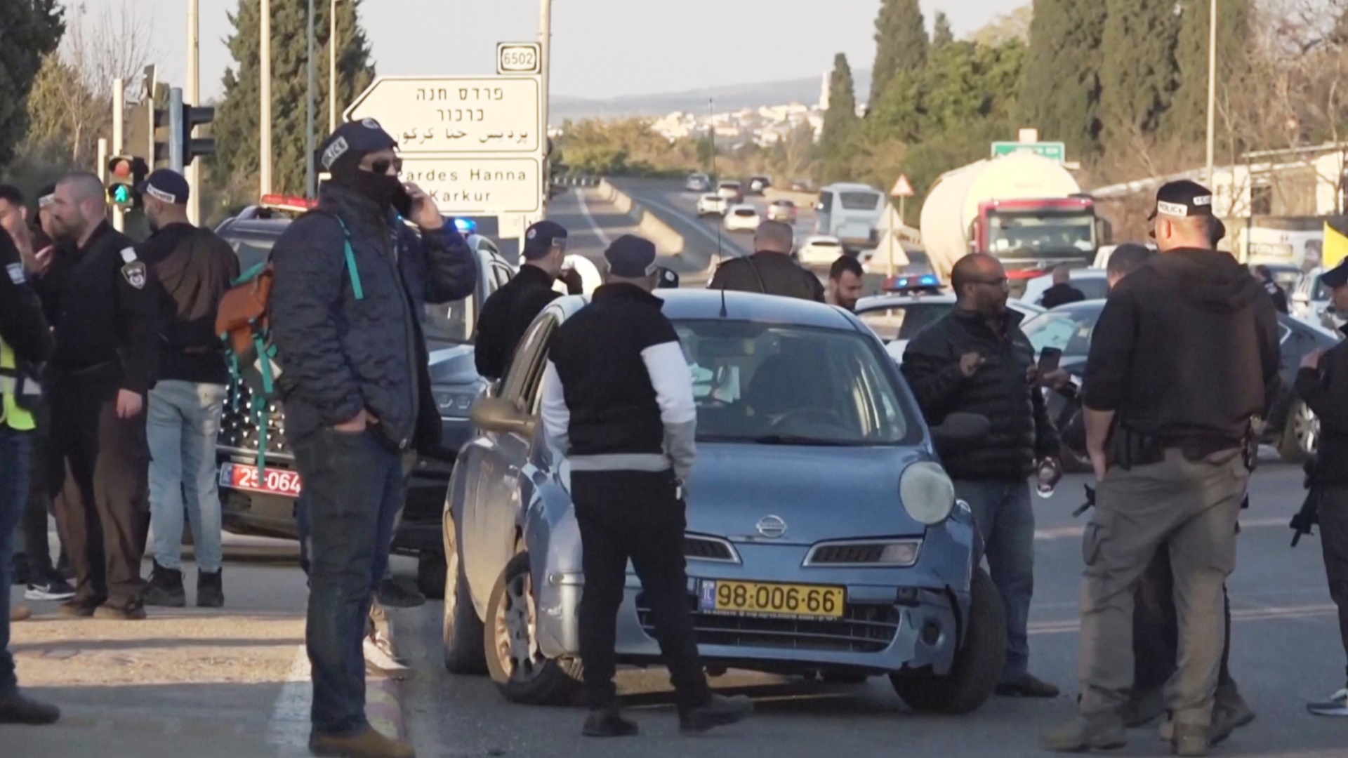 Под Хайфой палестинец на машине протаранил людей на остановке Под Хайфой палестинец на машине протаранил людей на остановке