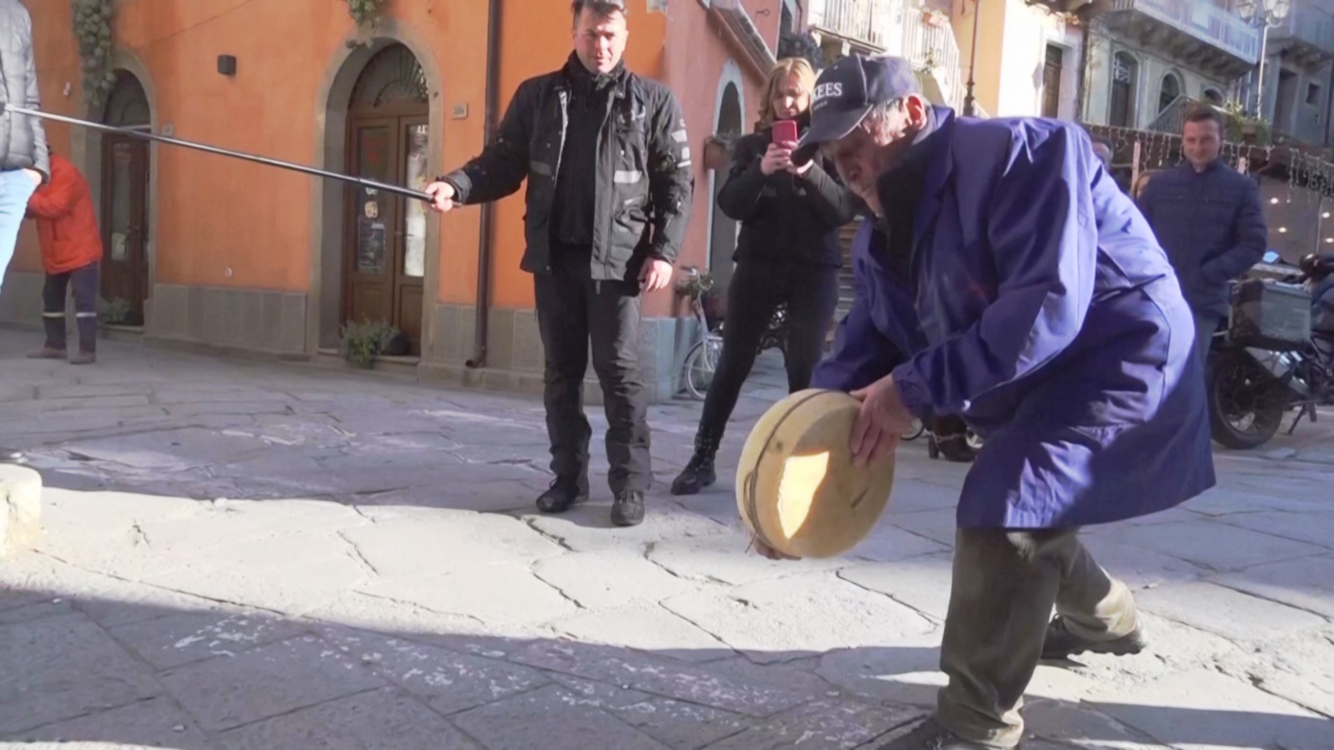 Как сицилийцы посостязались в метании головки сыра Как сицилийцы посостязались в метании головки сыра