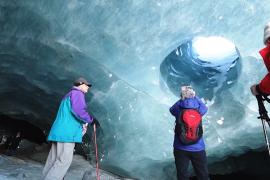 В Швейцарских Альпах туристов водят по пещерам под ледником Мортерач