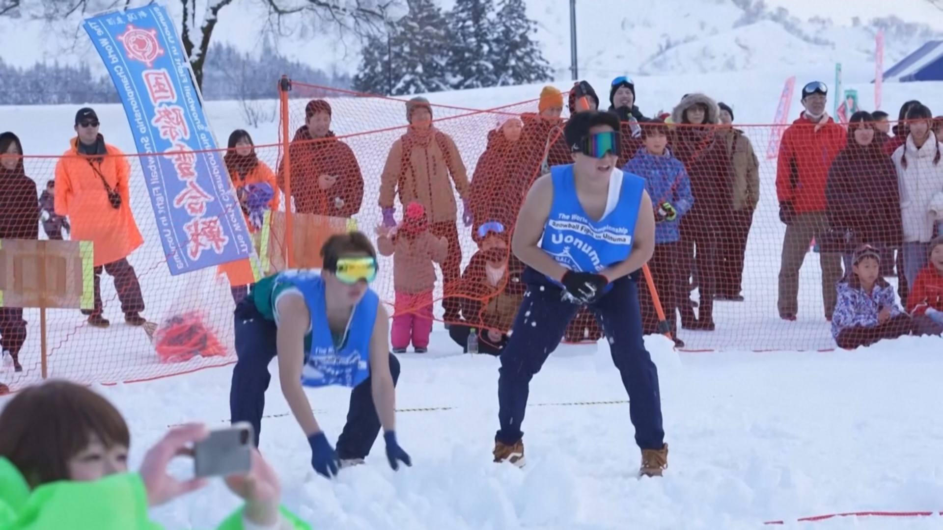 Соревнования по игре в снежки устроили в Японии Соревнования по игре в снежки устроили в Японии