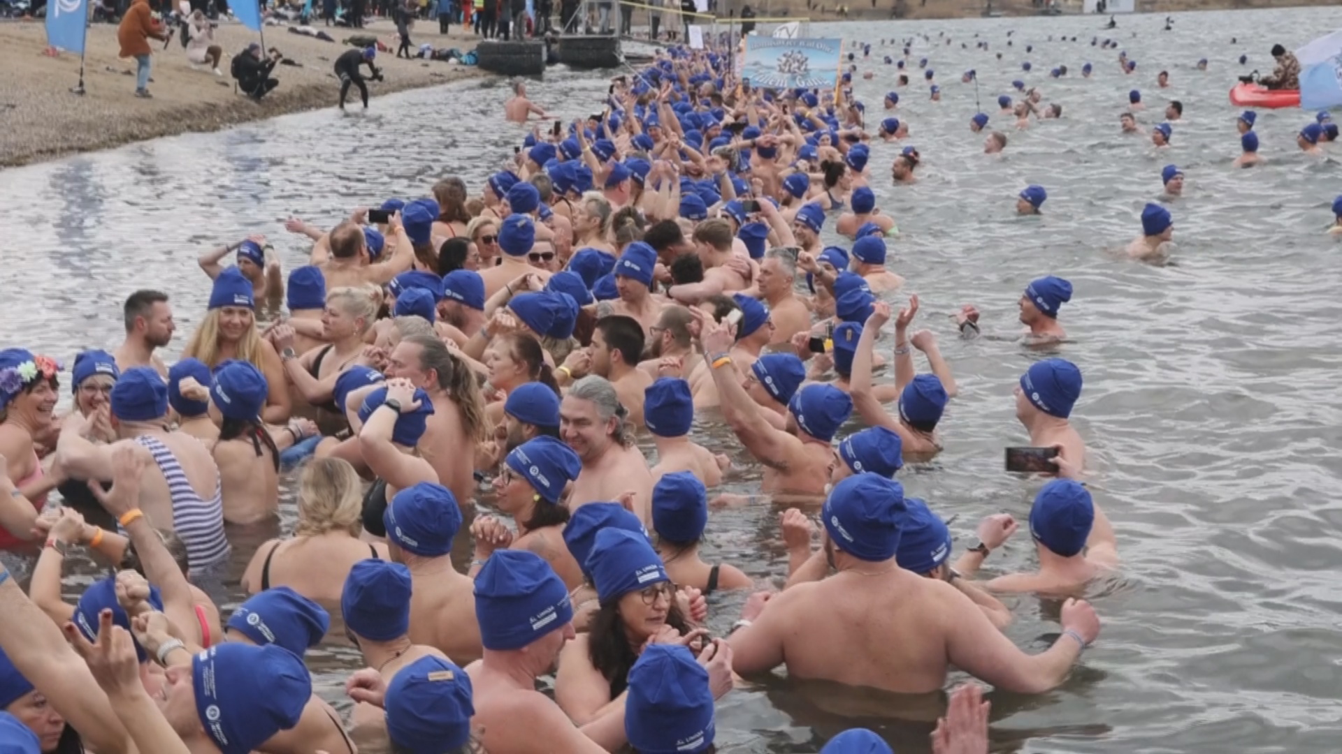 Чехи побили рекорд Гиннесса по массовому погружению в ледяную воду