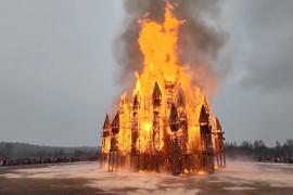 Гигантский деревянный замок сожгли в честь Масленицы в арт-парке «Никола-Ленивец»