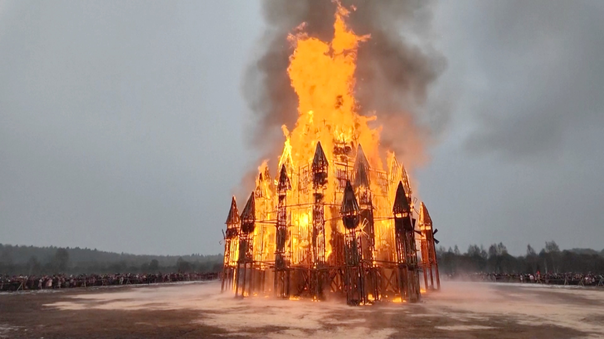 Гигантский деревянный замок сожгли в честь Масленицы в арт-парке «Никола-Ленивец» Гигантский деревянный замок сожгли в честь Масленицы в арт-парке «Никола-Ленивец»