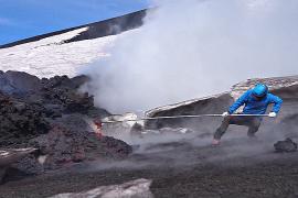 Гиды на вулкане Этна делают из лавы уникальные сувениры
