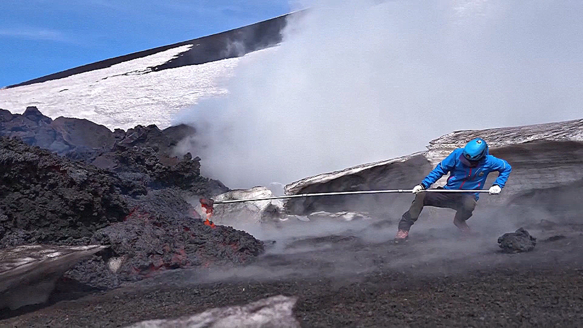 Гиды на вулкане Этна делают из лавы уникальные сувениры