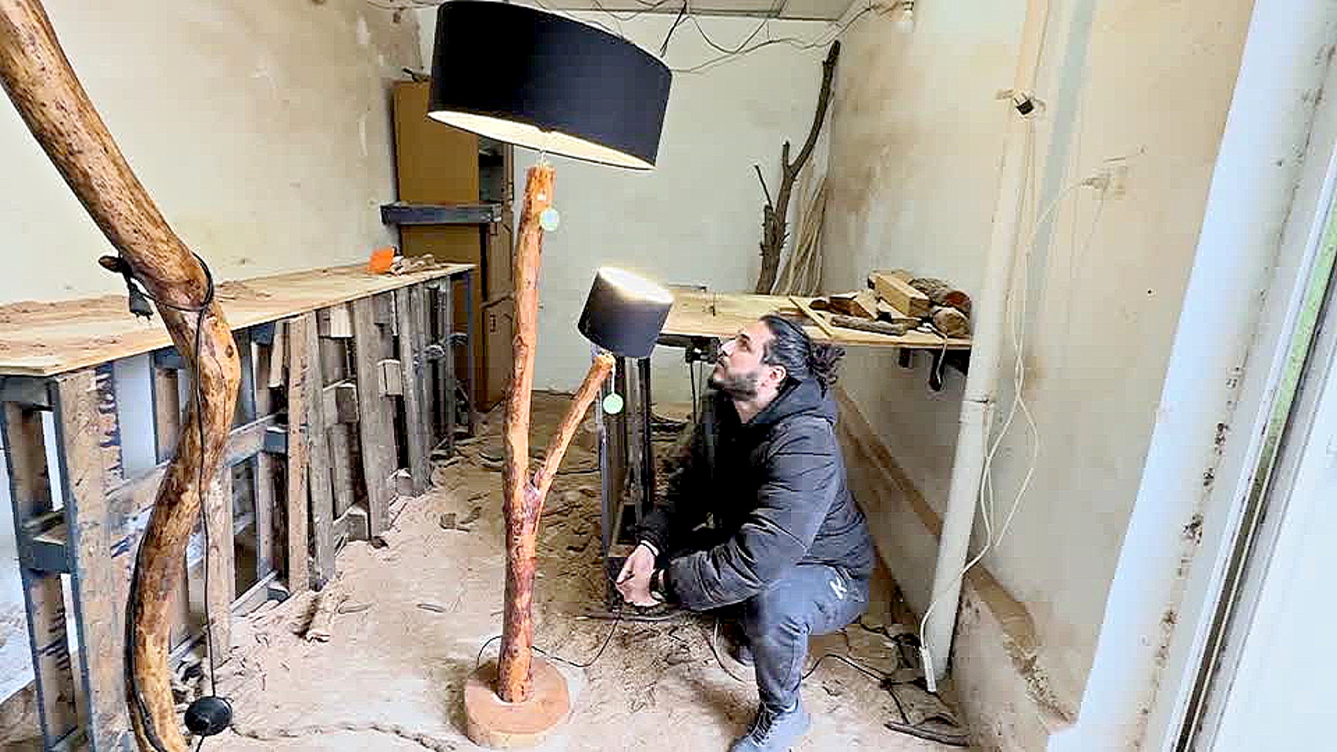 Иорданец, потеряв работу на телевидении, стал делать лампы