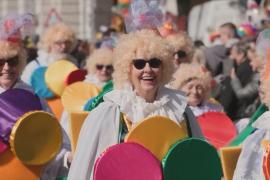 Карнавал в Риеке: тысячи хорватов вышли на праздничный парад перед Великим постом