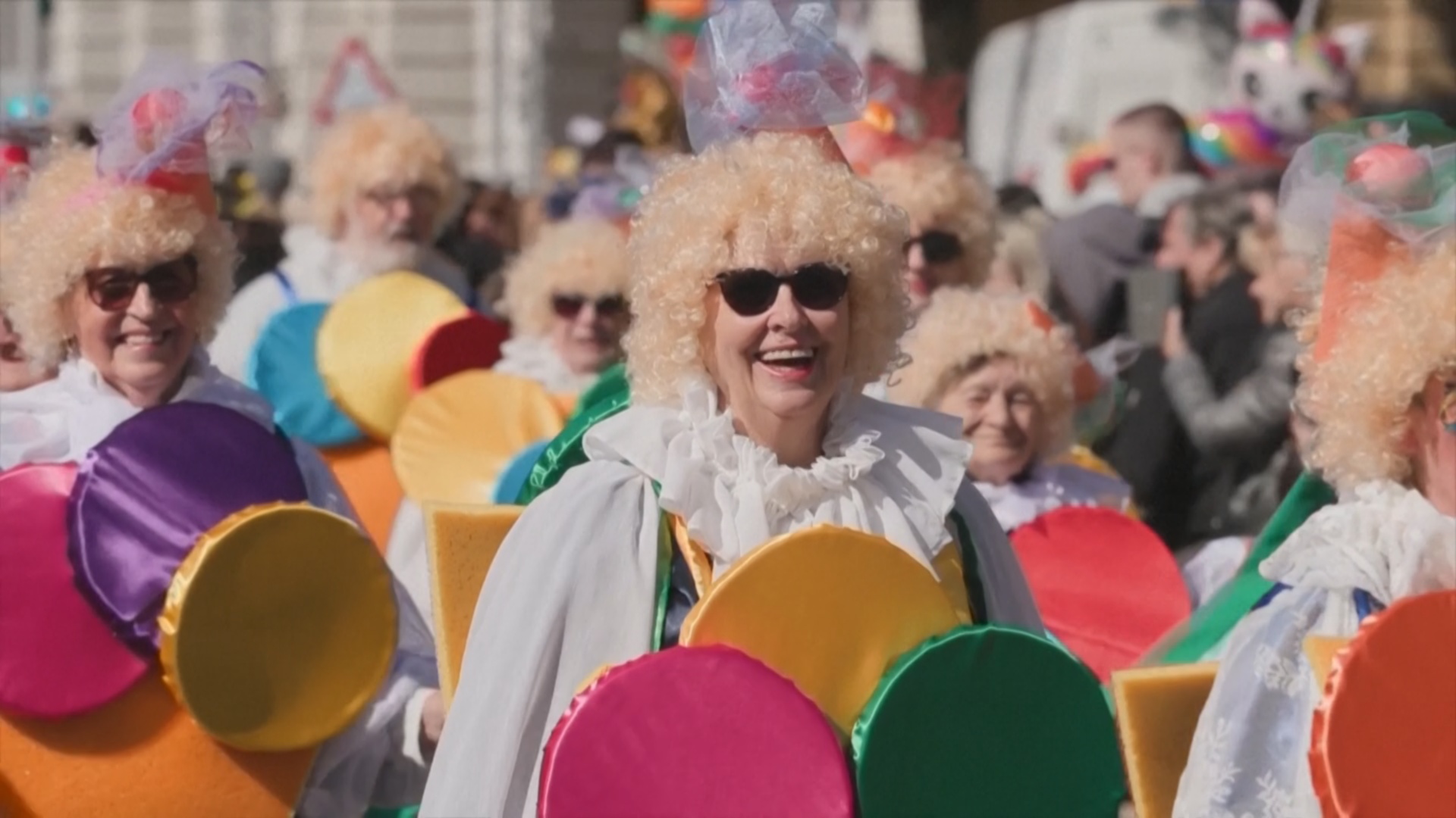 Карнавал в Риеке: тысячи хорватов вышли на праздничный парад перед Великим постом