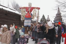 Блины на огне и хороводы: как проводили Масленицу в Великом Новгороде