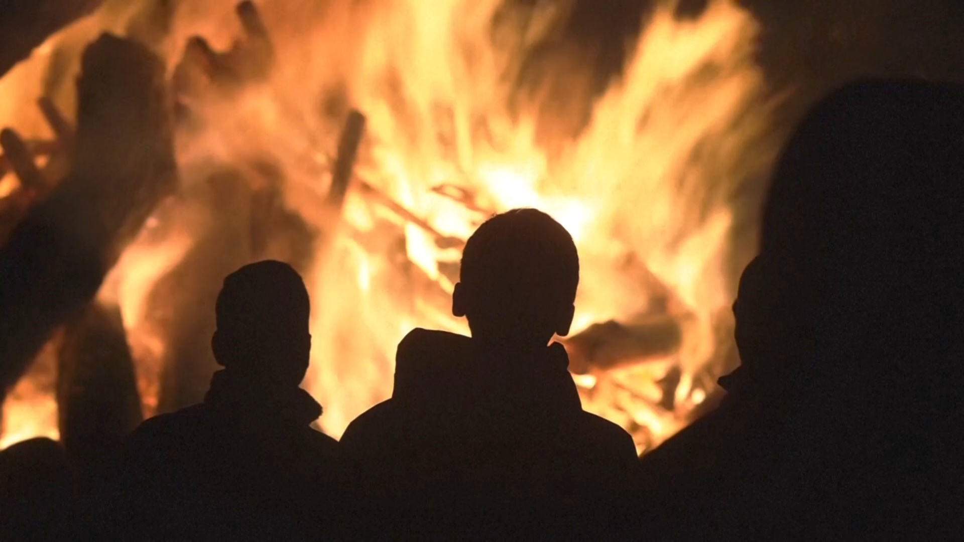 Костёр и огненные шары: в Болгарии проводили зиму и встретили весну Костёр и огненные шары: в Болгарии проводили зиму и встретили весну