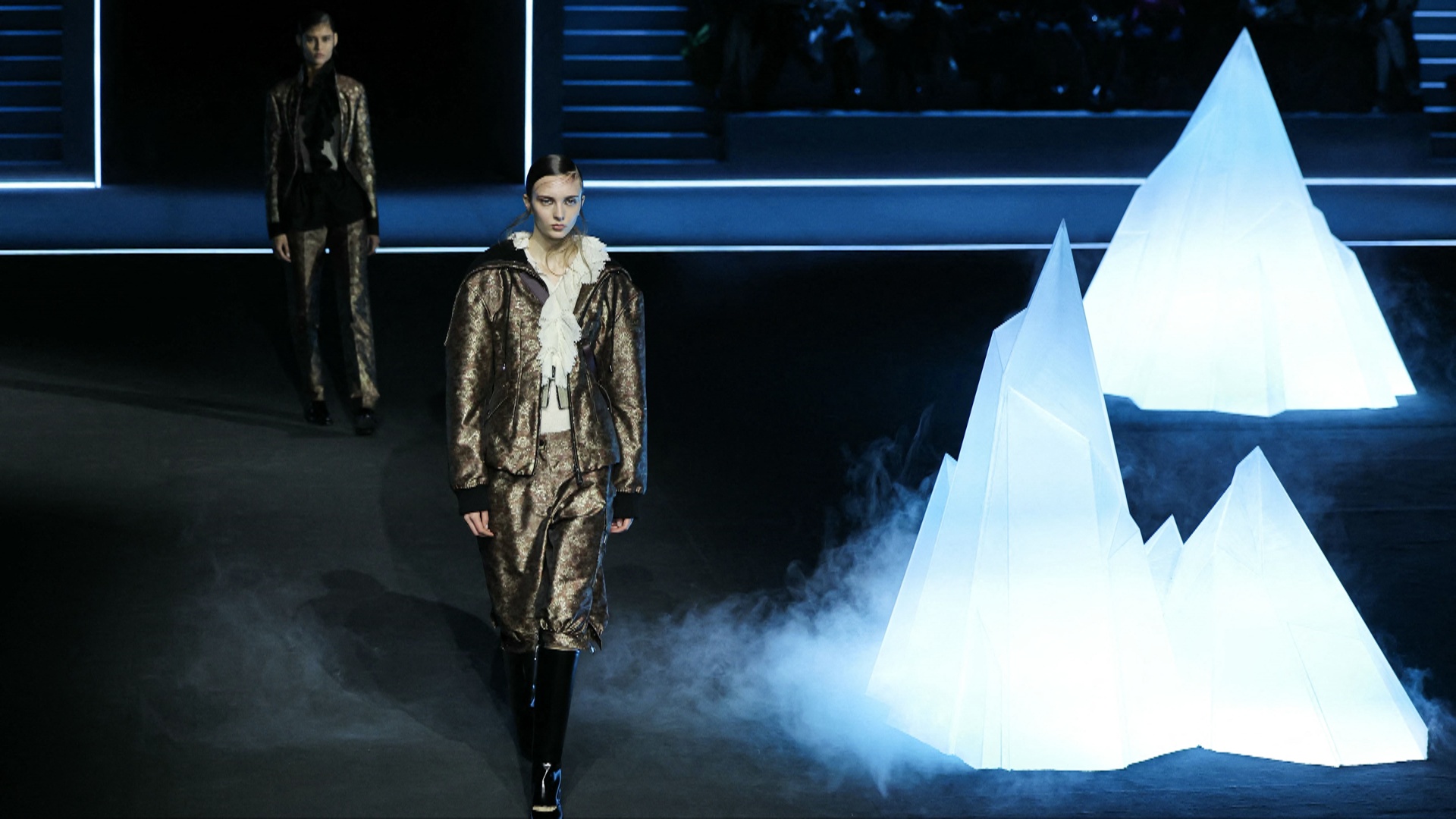 Мария Грация Кьюри демонстрирует новые образы Dior на Парижской неделе моды