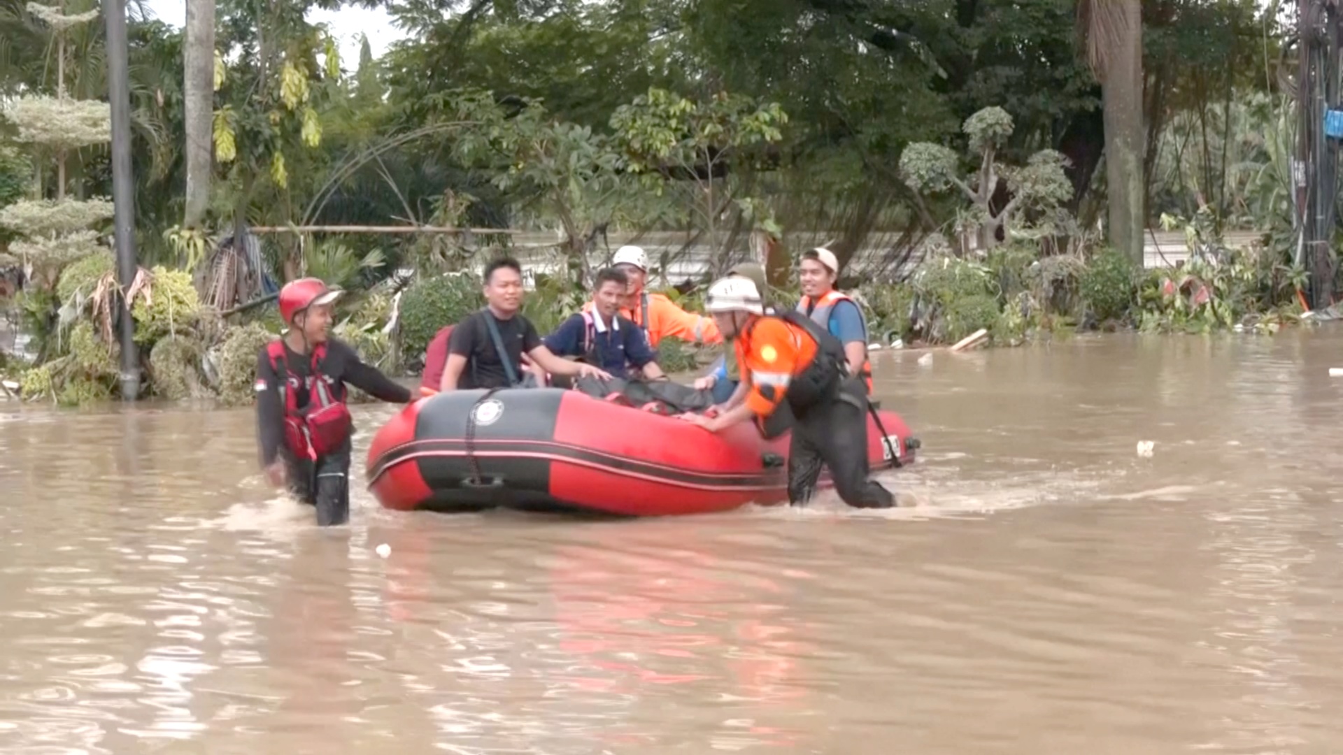 Наводнение в Индонезии: в районе столицы эвакуируют тысячи людей