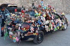 Мексиканец обклеил свою машину игрушками, следуя за детской мечтой
