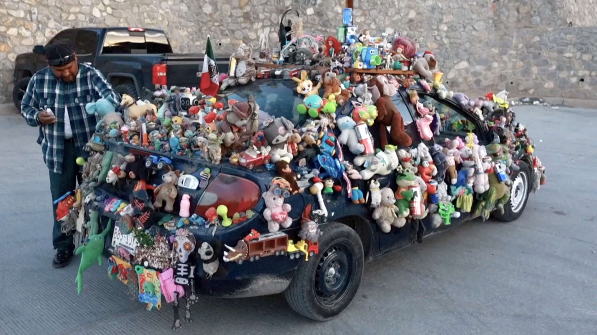 Мексиканец обклеил свою машину игрушками, следуя за детской мечтой