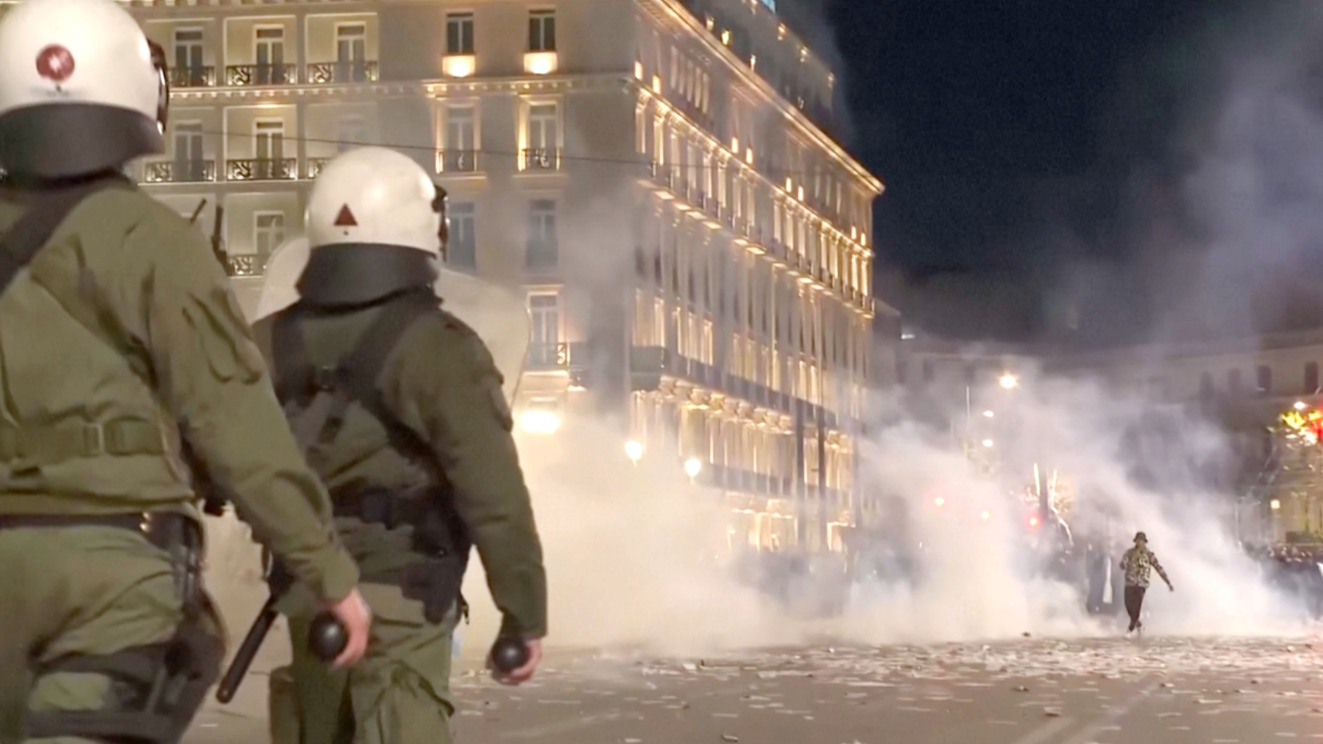 В Афинах протест из-за ж/д-катастрофы закончился стычками с полицией В Афинах протест из-за ж/д-катастрофы закончился стычками с полицией