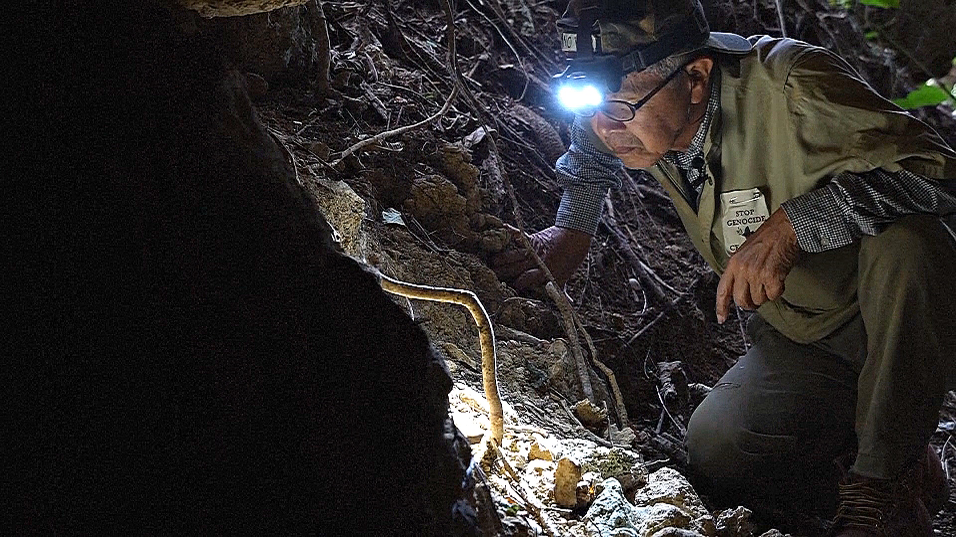 Ищет кости погибших: доброволец находит останки после битвы за Окинаву 80 лет спустя