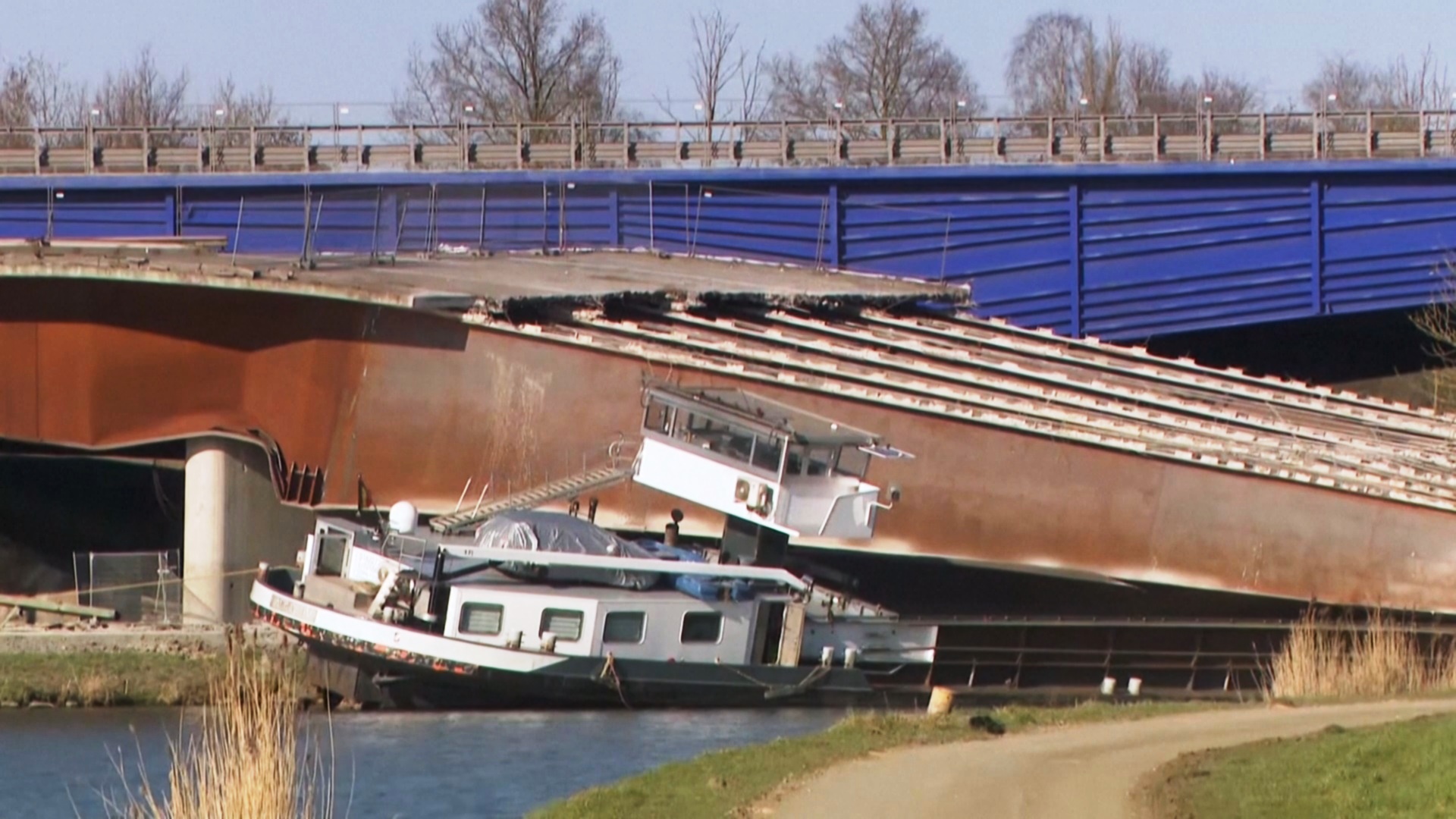 В Бельгии рухнул старый мост: один человек погиб, трое пострадали