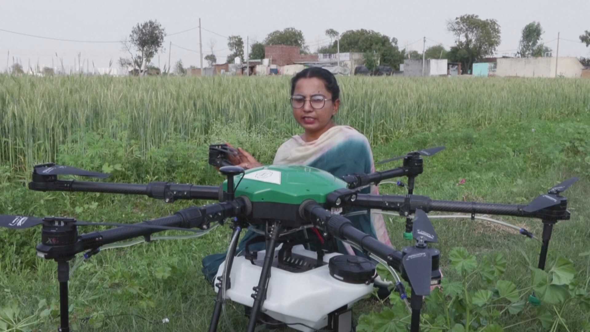 Женщины в Индии учатся на пилота дронов и зарабатывают на жизнь Женщины в Индии учатся на пилота дронов и зарабатывают на жизнь