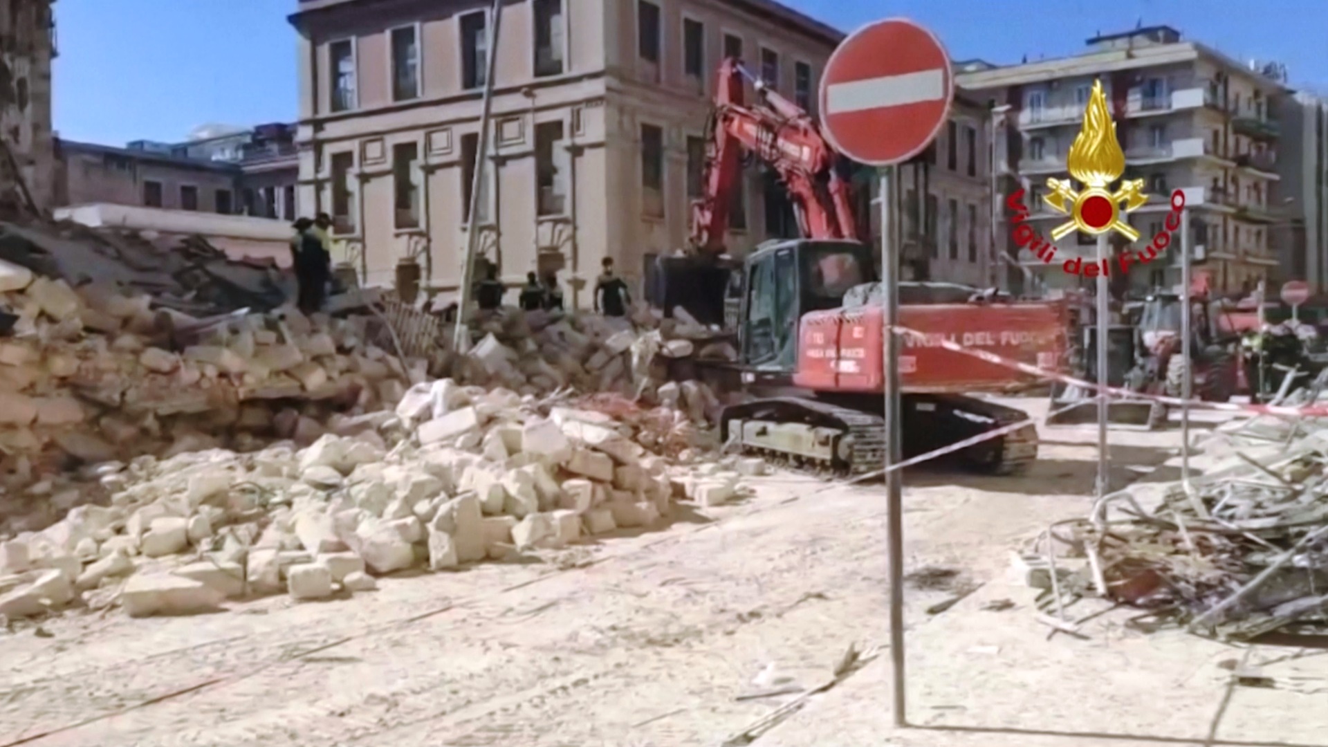 Сутки под завалом: бабушку спасли из-под обломков рухнувшего дома в Италии Сутки под завалом: бабушку спасли из-под обломков рухнувшего дома в Италии