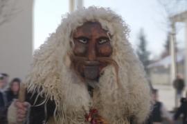 Овечьи шкуры и страшные маски: как хорваты прогоняют зиму в Венгрии