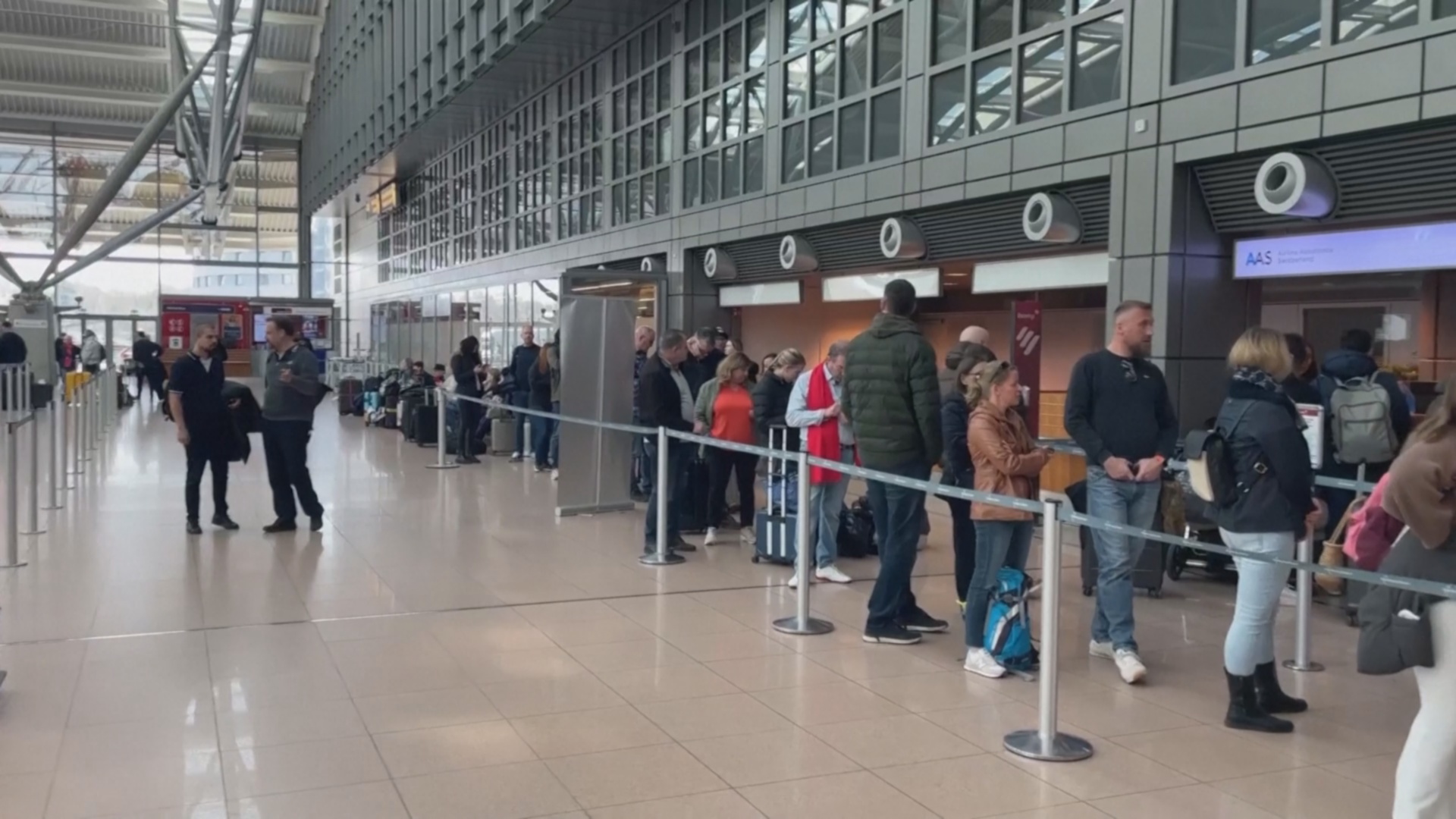 Неожиданная забастовка в аэропорту Гамбурга: пострадали почти 40 000 пассажиров Неожиданная забастовка в аэропорту Гамбурга: пострадали почти 40 000 пассажиров