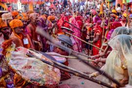 Индианки избили мужчин палками во время праздника «Холи»