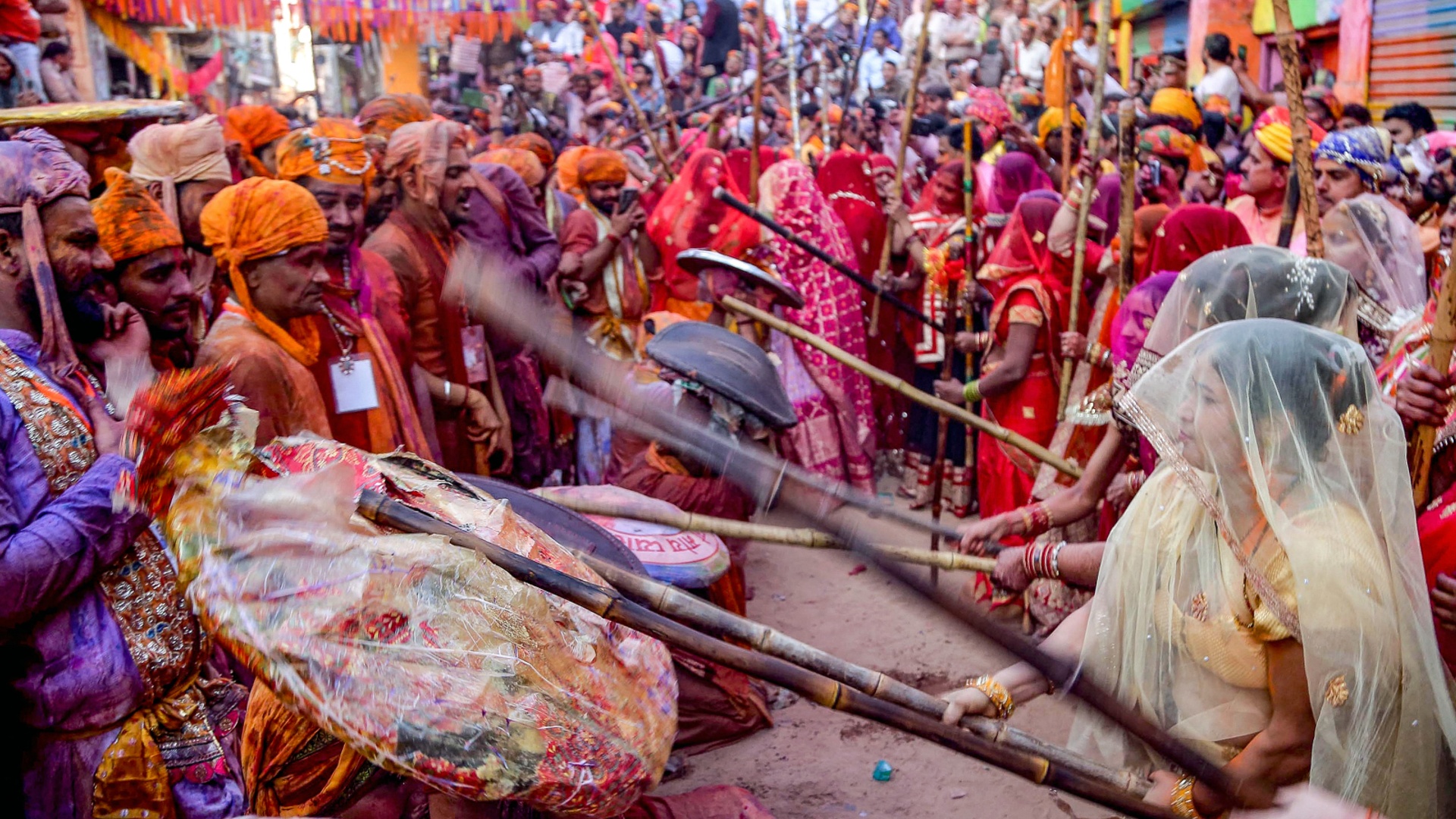 Индианки избили мужчин палками во время праздника «Холи» Индианки избили мужчин палками во время праздника «Холи»
