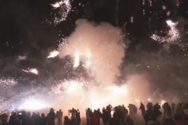 Фигуры быков с фейерверками подожгли в мексиканском Тультепеке