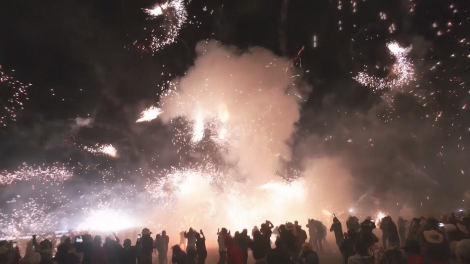 Фигуры быков с фейерверками подожгли в мексиканском Тультепеке Фигуры быков с фейерверками подожгли в мексиканском Тультепеке