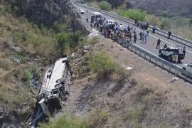 Автобус с участниками митинга попал в ДТП на юге Мексики: 18 погибших