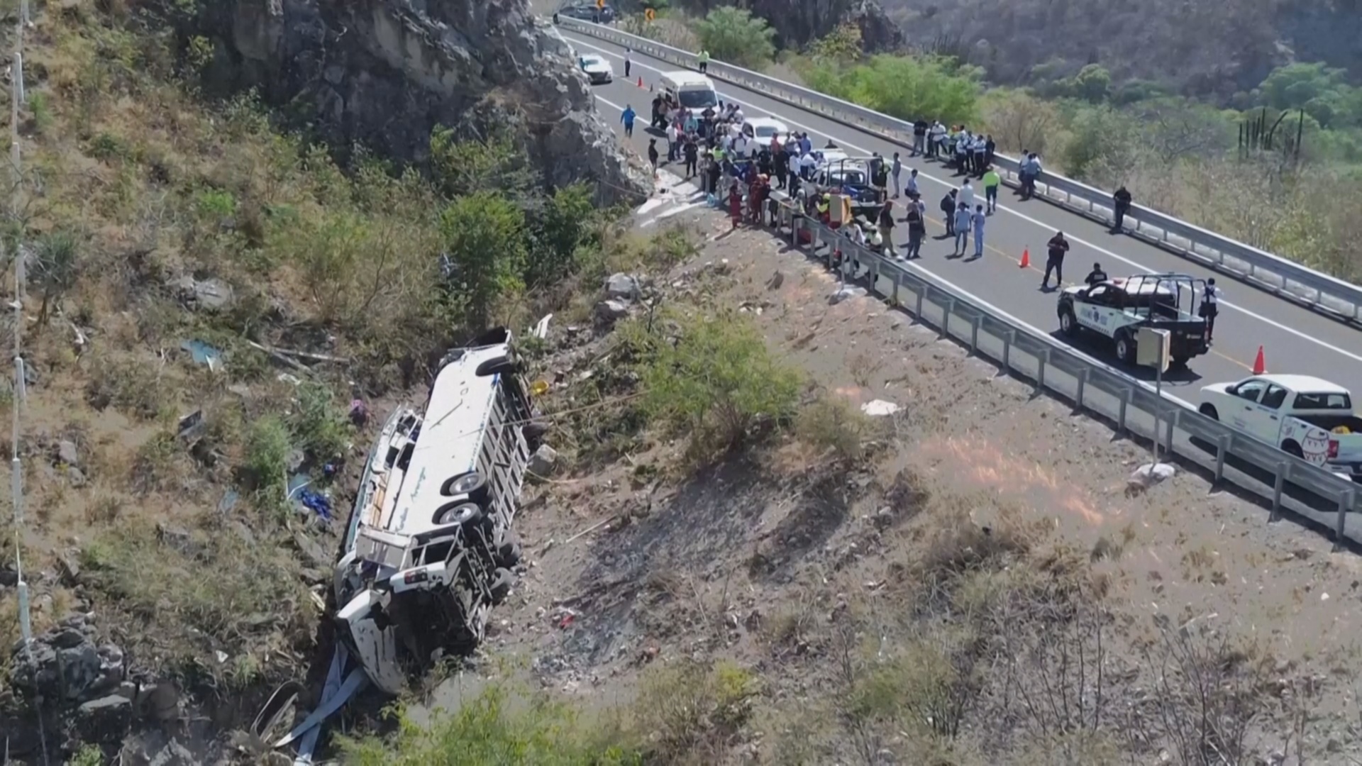 Автобус с участниками митинга попал в ДТП на юге Мексики: 18 погибших Автобус с участниками митинга попал в ДТП на юге Мексики: 18 погибших