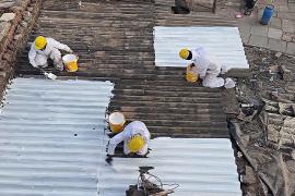 Индийские трущобы собираются охлаждать с помощью белой краски