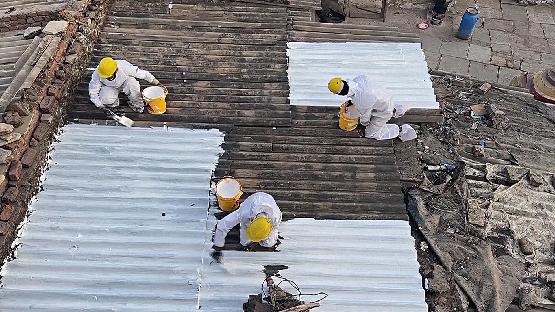 Индийские трущобы собираются охлаждать с помощью белой краски Индийские трущобы собираются охлаждать с помощью белой краски