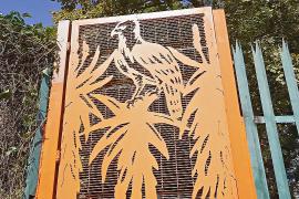 Краски среди серости: скульптор украшает город ЮАР резными животными из стали