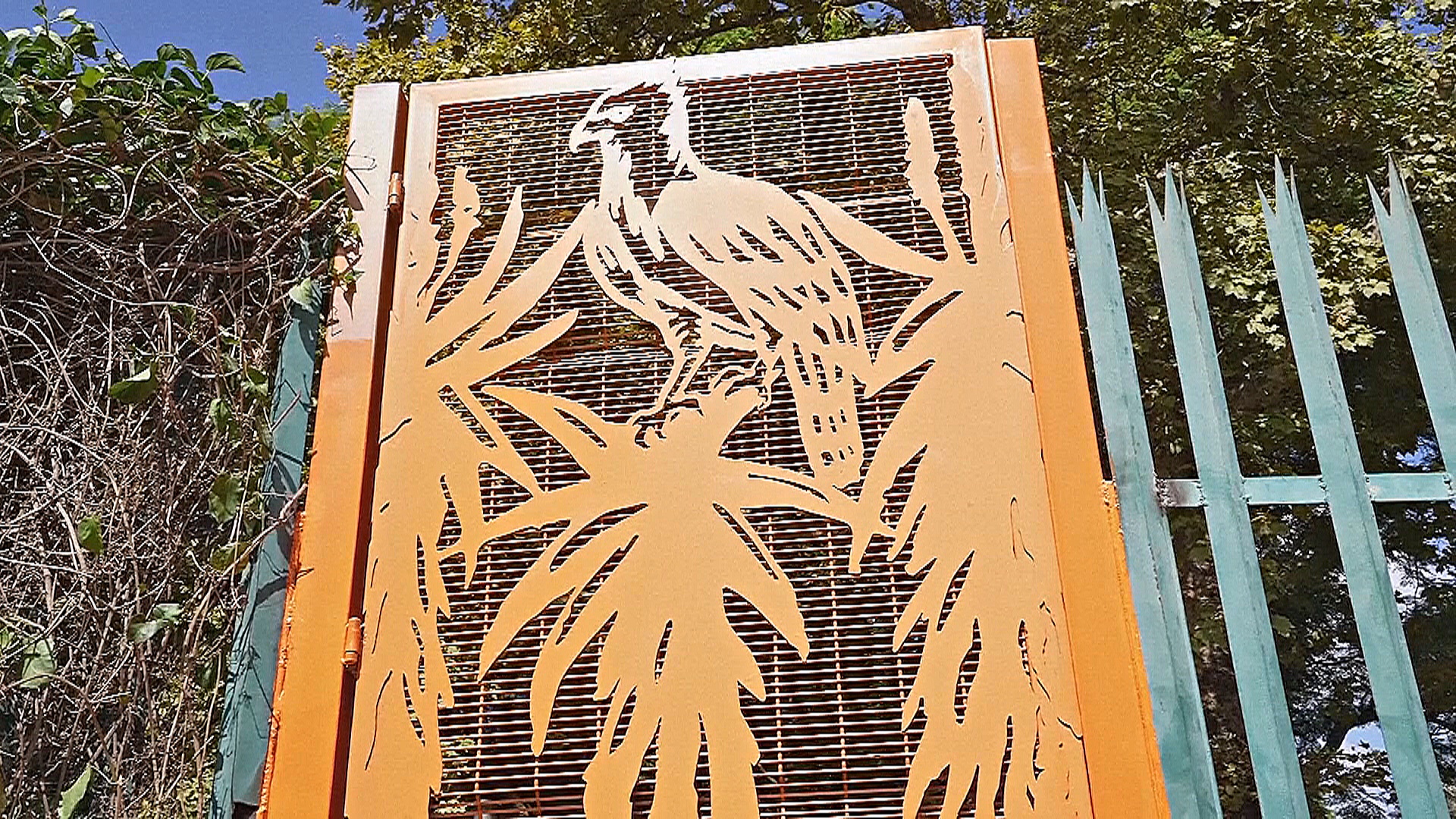 Краски среди серости: скульптор украшает город ЮАР резными животными из стали