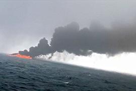 Танкер и контейнеровоз столкнулись у берегов Англии и загорелись