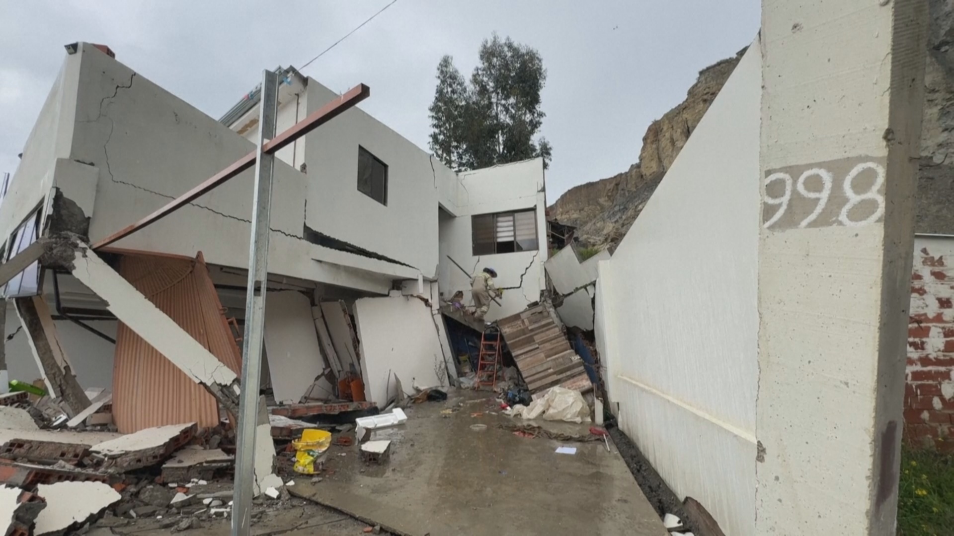 В Ла-Пасе оползень разрушил жилые дома В Ла-Пасе оползень разрушил жилые дома