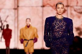 Белла Хадид предстала в кружевах на показе Saint Laurent в Париже