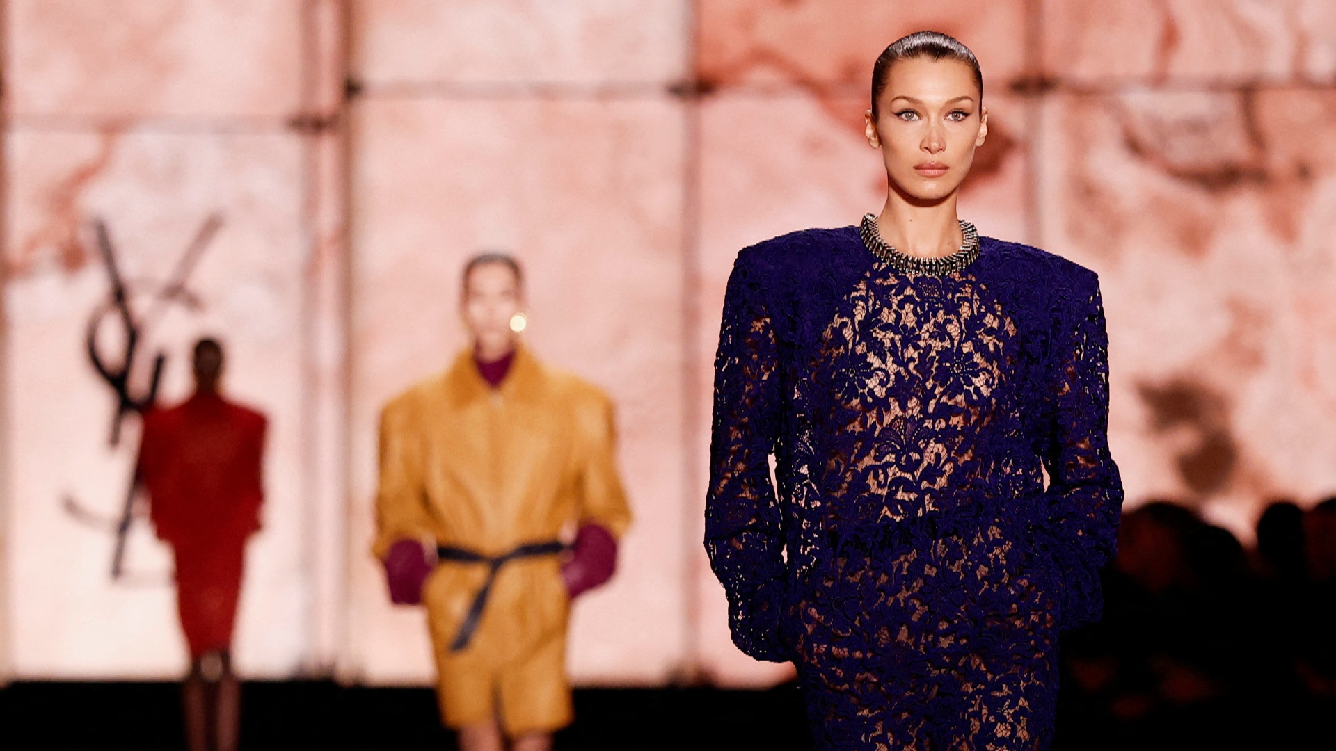 Белла Хадид предстала в кружевах на показе Saint Laurent в Париже