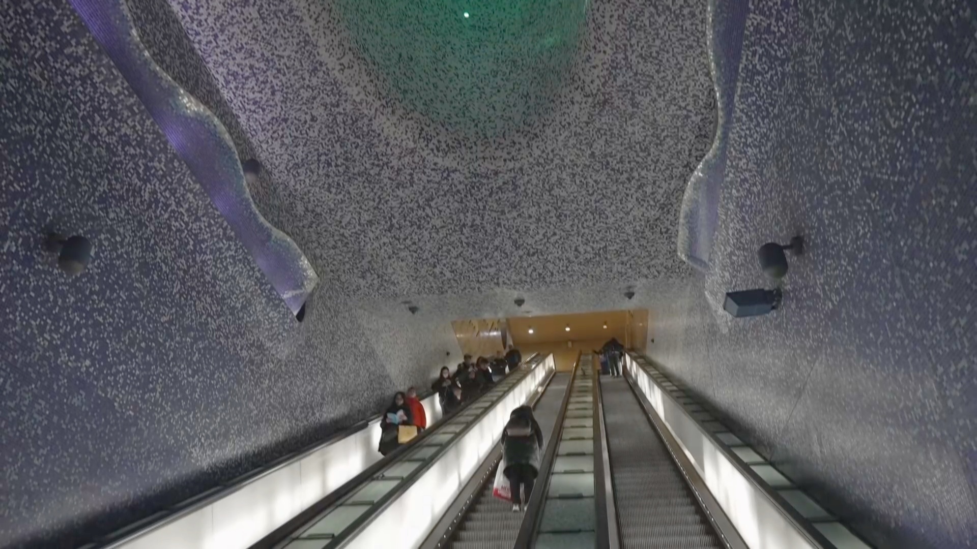 Шедевры под землёй: станции метро Неаполя превратили в арт-галерею