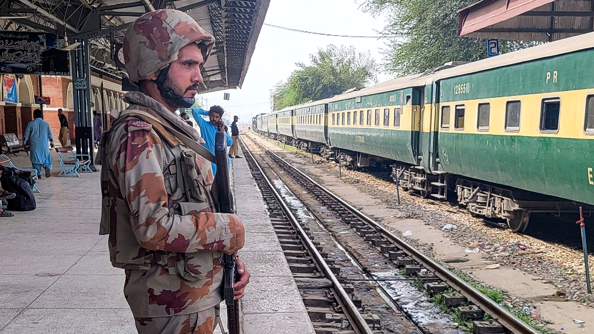 Десятки заложников удерживают в поезде пакистанские сепаратисты Десятки заложников удерживают в поезде пакистанские сепаратисты