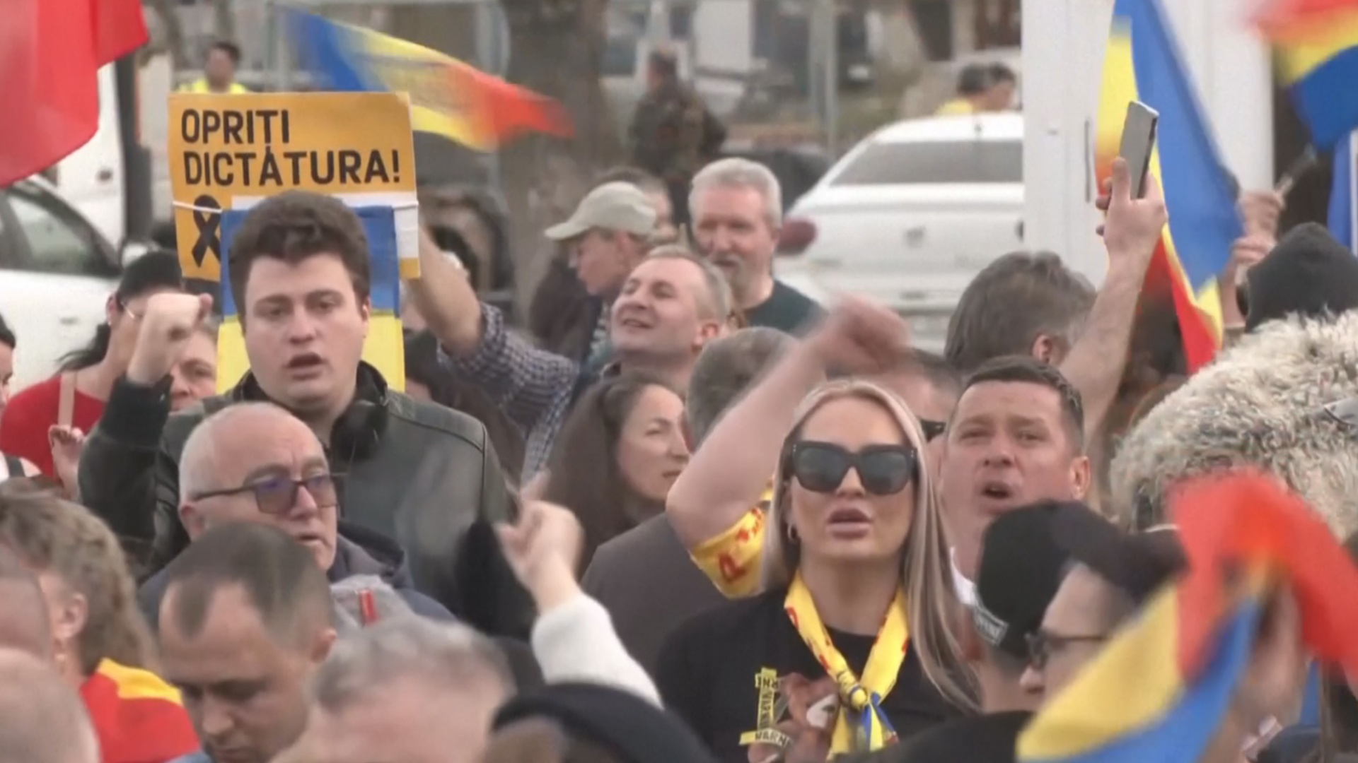 Кэлину Джорджеску запретили участвовать в выборах: сотни румын вышли с протестом Кэлину Джорджеску запретили участвовать в выборах: сотни румын вышли с протестом