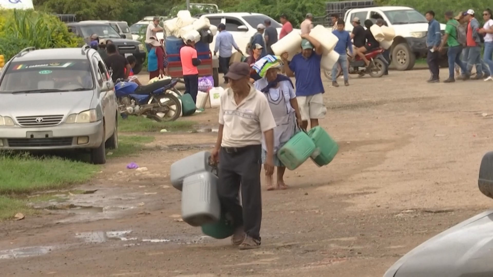 В Боливии энергетический кризис: на заправках выстроились очереди В Боливии энергетический кризис: на заправках выстроились очереди