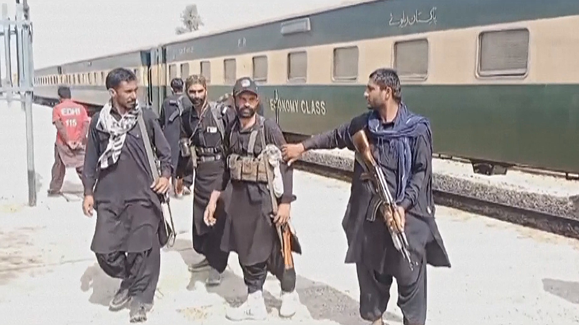 Военные Пакистана штурмовали поезд с заложниками, убив всех боевиков