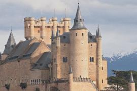 Туристы спешат увидеть замок Алькасар в Испании, ставший прообразом замка в «Белоснежке»