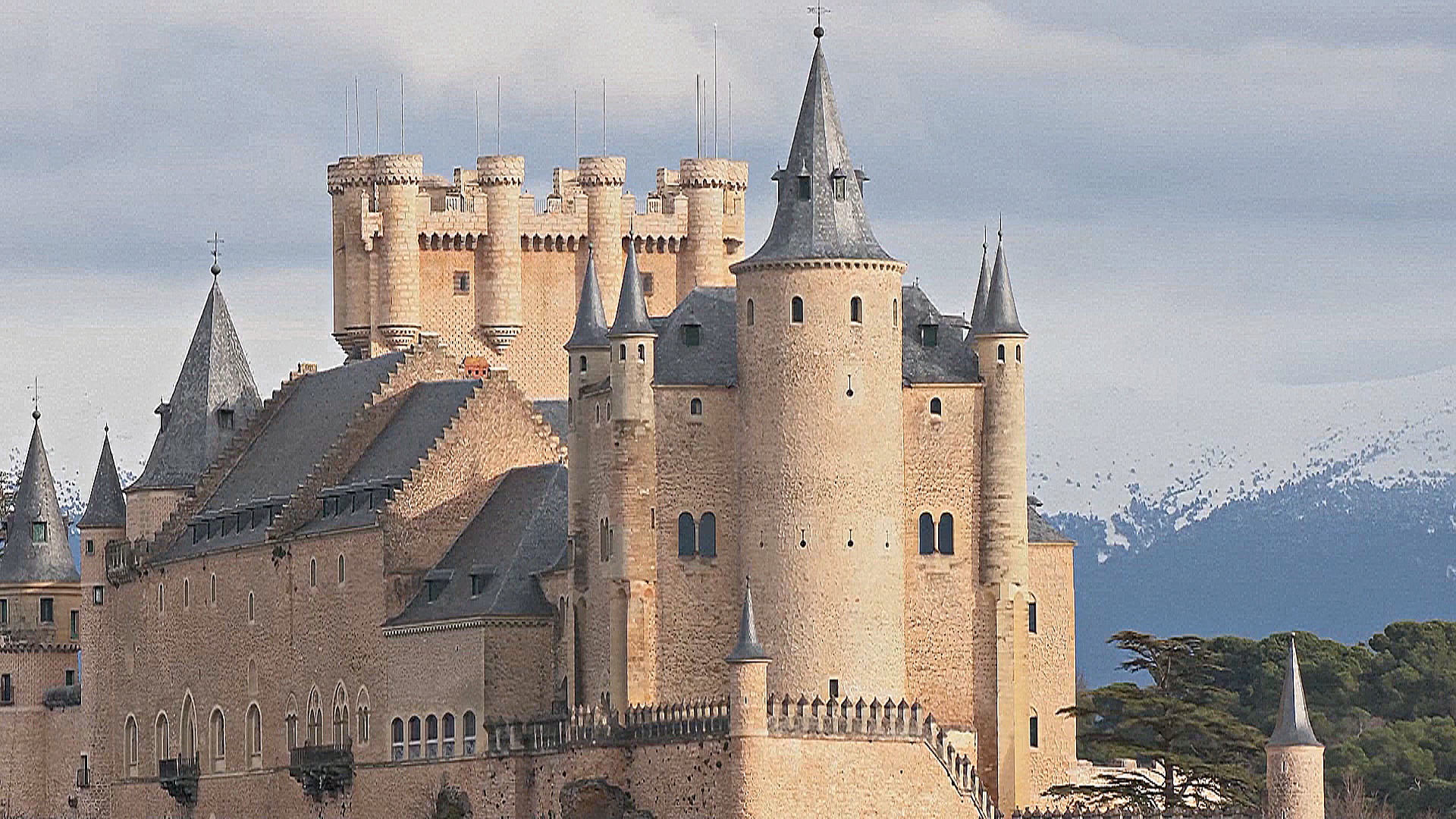 Туристы спешат увидеть замок Алькасар в Испании, ставший прообразом замка в «Белоснежке»